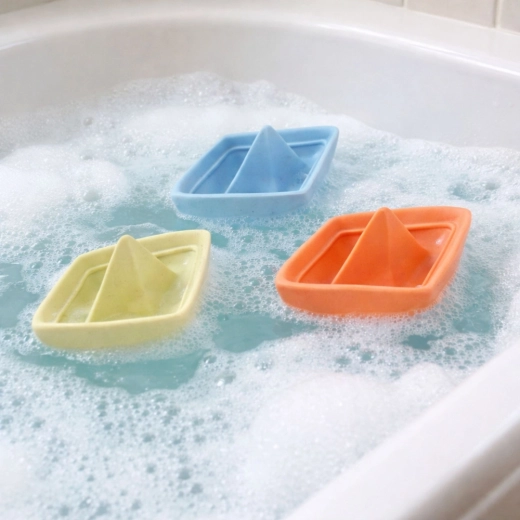 Ils flottent et amusent à chaque bain