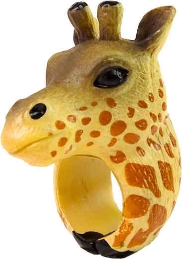 Une girafe directement au doigt
