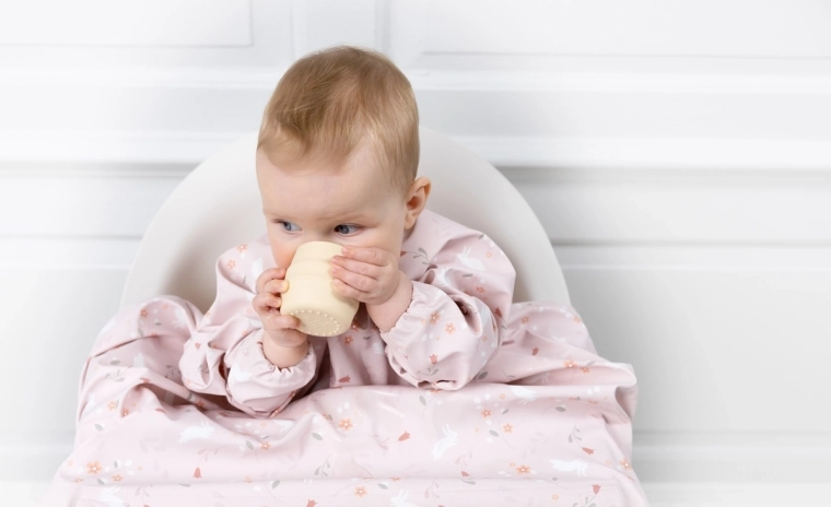 Bord ouvert pour un apprentissage naturel de la boisson