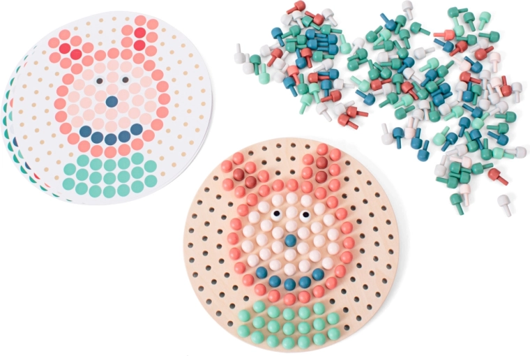 217 chevilles colorées pour un jeu créatif