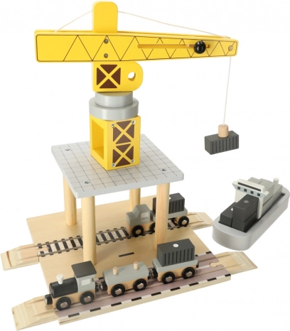 Grue en bois au quai avec bateaux et voitures