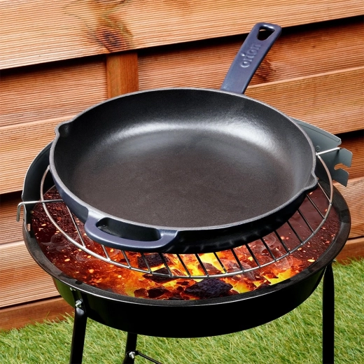 Utilisation universelle sur la plaque, au grill et au four