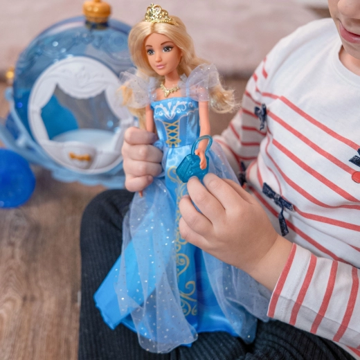 Princesse Lily en robe bleu glacé
