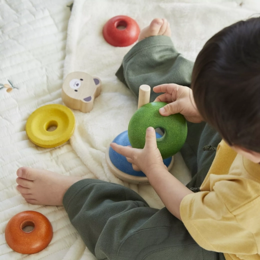 Empiler et enfiler pour des petites mains habiles