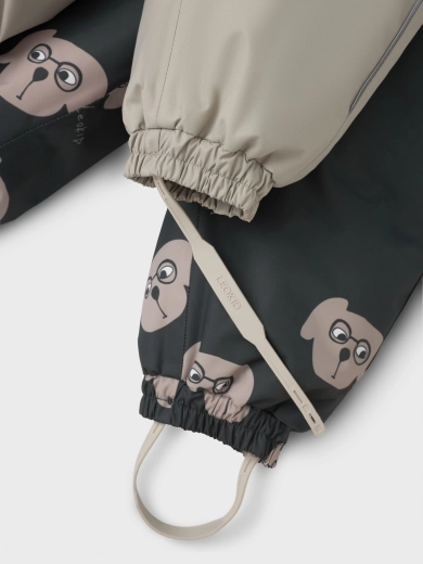 Les jambes du pantalon restent en place