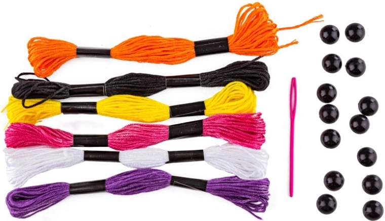 Accessoires riches, y compris fils et aiguille
