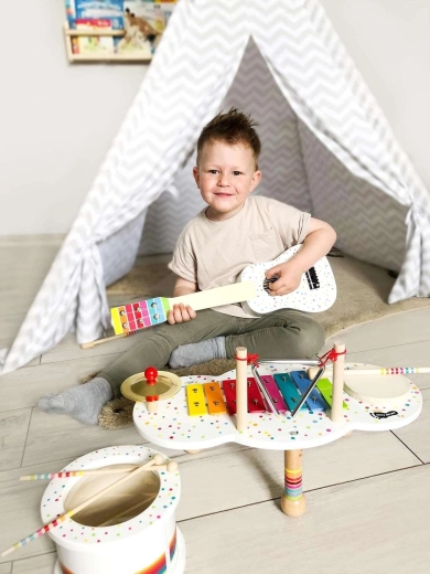 Une guitare en bois adaptée aux mains des enfants
