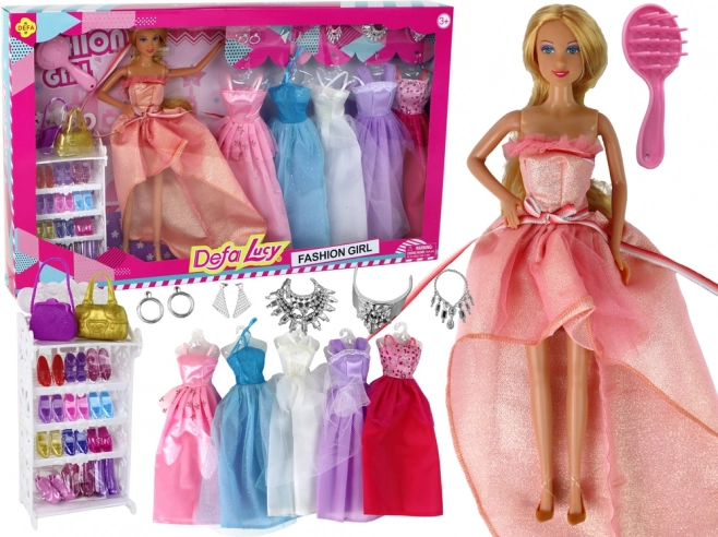 Poupée avec de longs cheveux blonds et accessoires