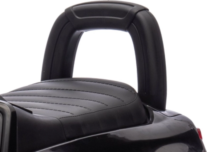 Selle confortable avec dossier et espace de rangement pratique