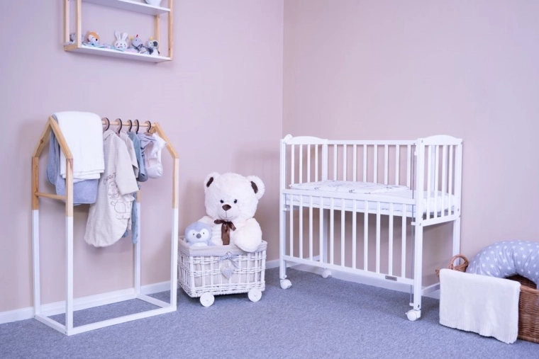 Mobile et stable grâce aux roulettes avec frein