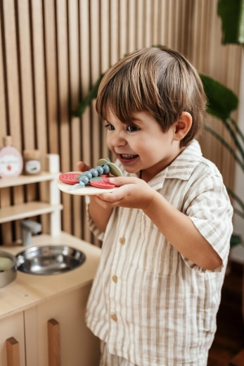 Belle finition en bois pour la cuisine d’enfant