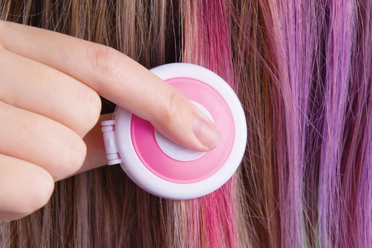 Des mèches colorées dans les cheveux en un instant
