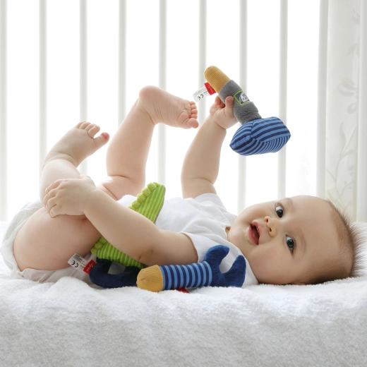 Stimulations sensorielles : hochet, pouet-pouet et froissement