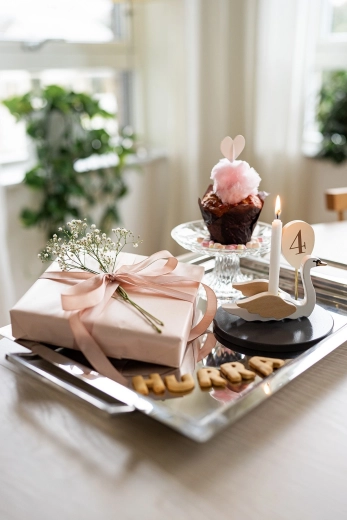 Convient pour la table comme pour un plateau de petit-déjeuner d’anniversaire
