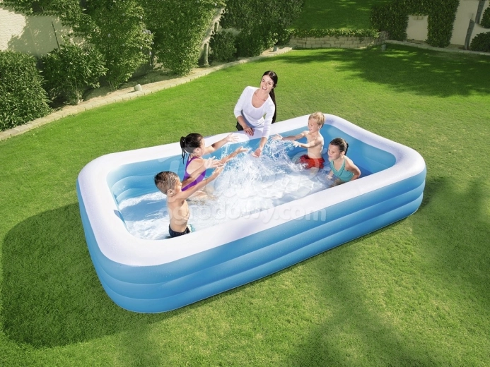 Piscine spacieuse pour toute la famille