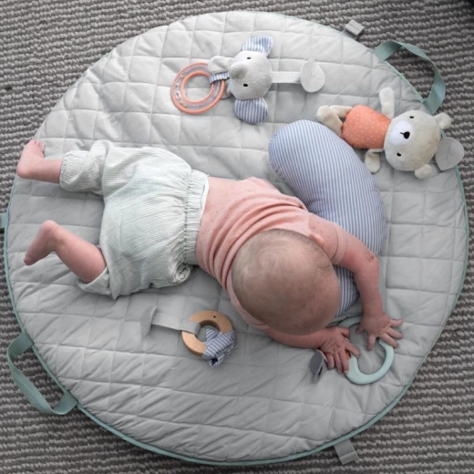 Un espace confortable pour jouer sur le ventre