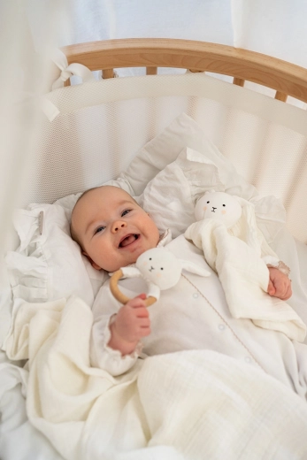 Hochet textile en bois pour petites mains