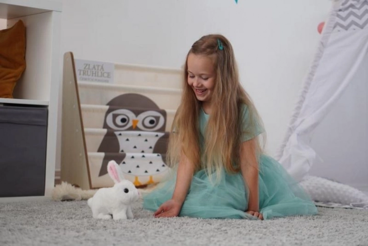 Lapin en peluche interactif à piles