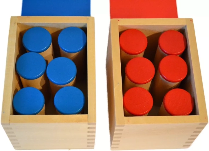Deux ensembles différenciés par couleur dans des boîtes en bois