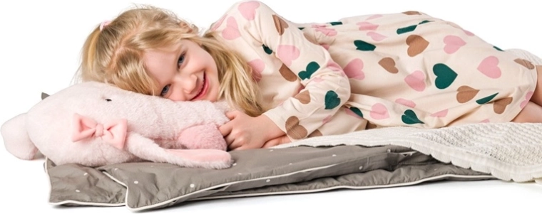 Peluche douce et détails brodés délicats