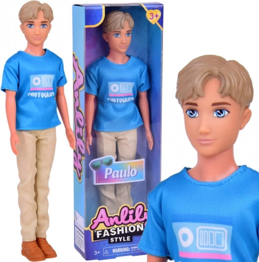 Poupée Anlily – Paulo, garçon stylé, en t-shirt bleu et pantalon beige
