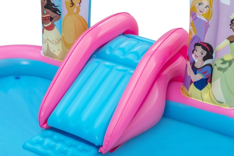 Toboggan vers une pataugeoire peu profonde pour jouer dans l’eau en toute sécurité