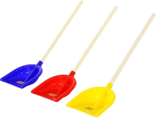 Pelle avec manche en bois