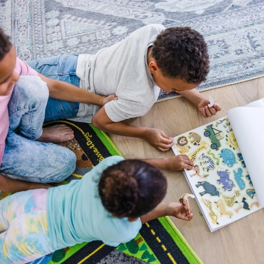 150 autocollants réutilisables pour des histoires sans fin