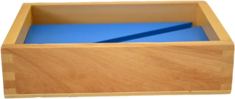 Boîte en bois avec bord supérieur ouvert