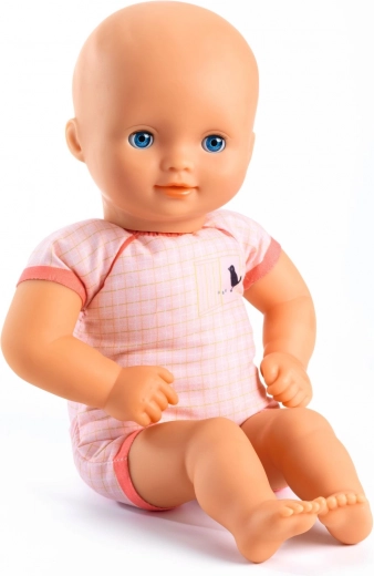 Une apparence douce avec des yeux bleus