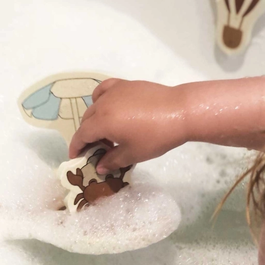 Tient sur la baignoire et les carreaux