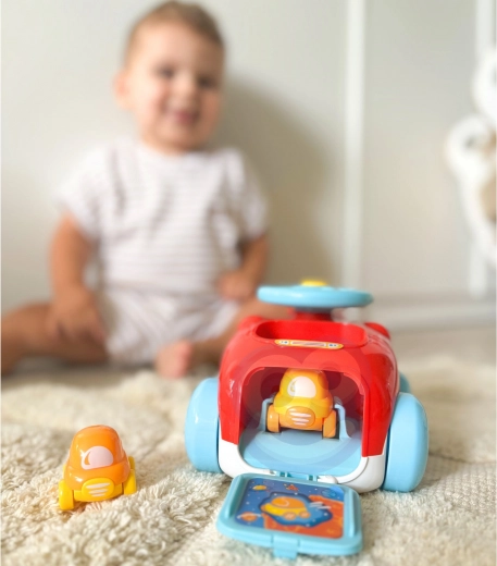 2 mini voitures cachées à l’intérieur
