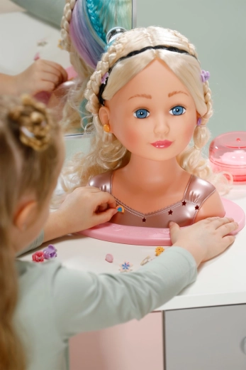De nombreux accessoires pour la petite styliste