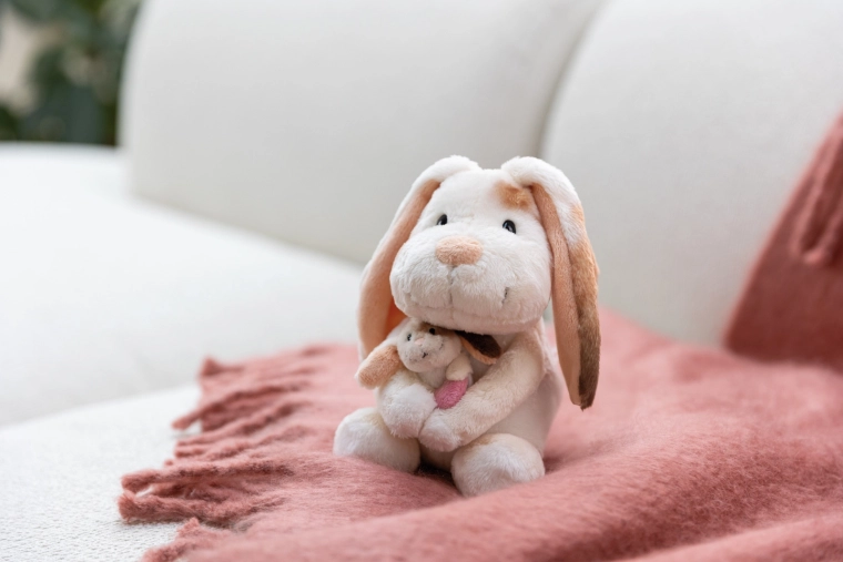 Peluche douce et longues oreilles pour les câlins