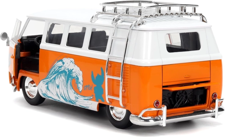 Portes ouvrantes et intérieur réaliste