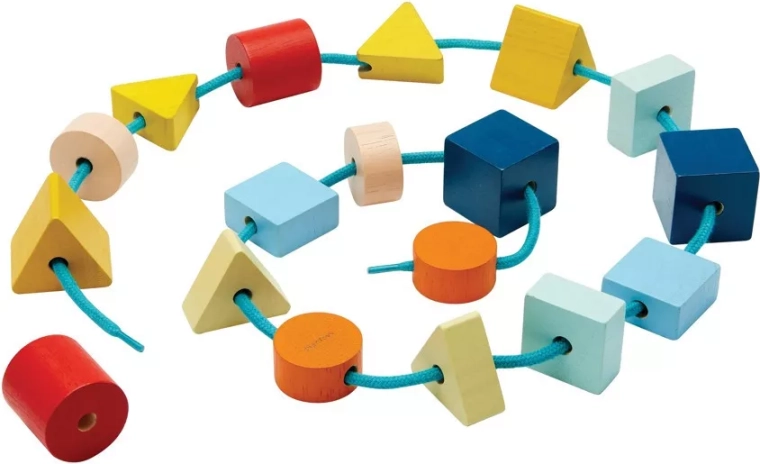 Perles à enfiler PlanToys – formes géométriques