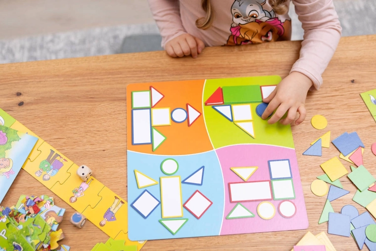 Apprendre les couleurs, les formes et la logique en jouant