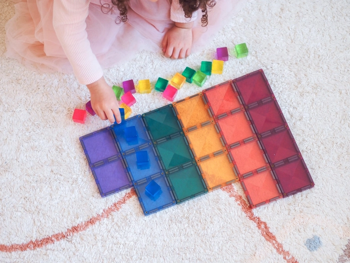 Couleurs pastel et design translucide