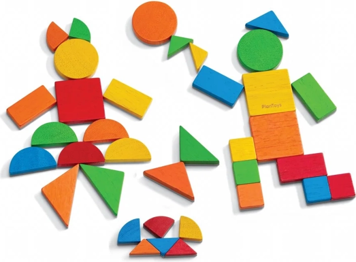 Assemblage créatif de mosaïques à partir de formes colorées