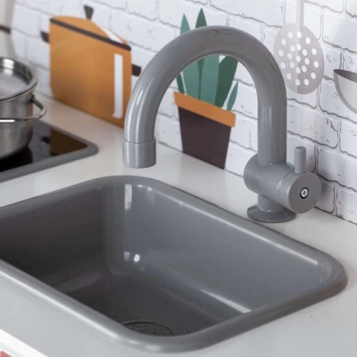 Évier avec robinet comme dans une vraie cuisine