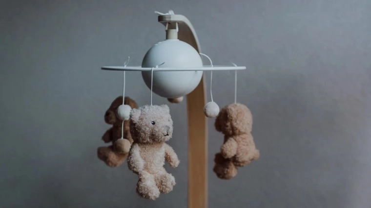Adorables jouets suspendus pour la stimulation visuelle