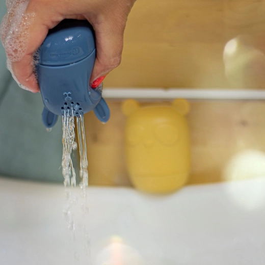 Jeu amusant d’aspersion et de versement d’eau