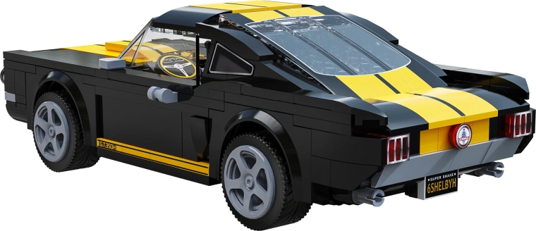 Capot ouvrant et détails du moteur V8