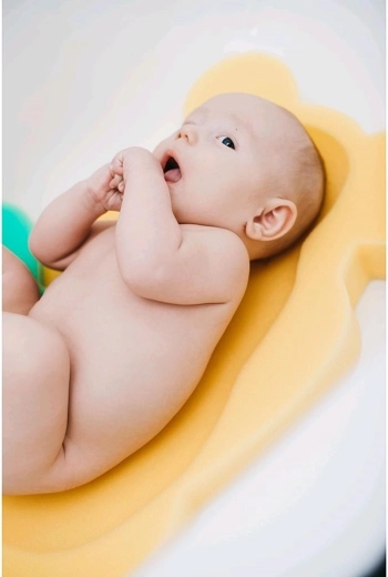 Confort et stabilité dans la baignoire pour bébé
