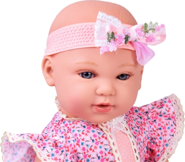 Élégante robe lilas avec dentelle