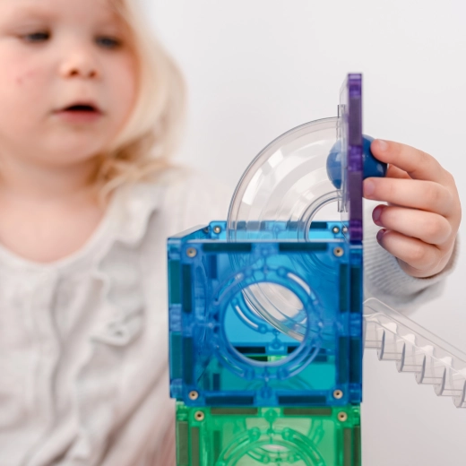 Parcours de billes transparents pour apprendre la physique en jouant