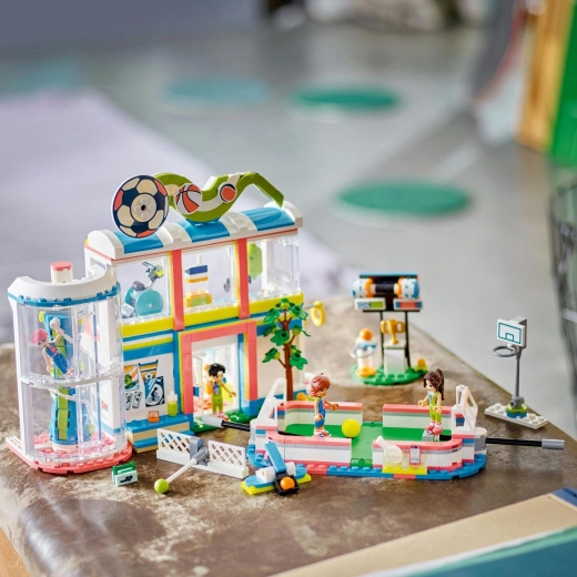 4 mini-poupées et plein d’accessoires pour les histoires