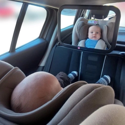 Vue large et claire sur le bébé