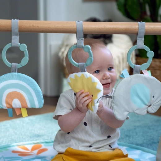 Jeu sensoriel avec 3 jouets suspendus
