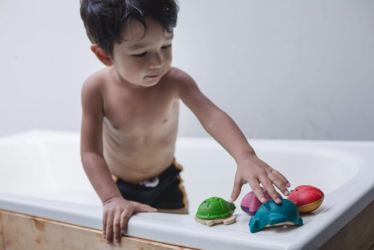 Amusement pendant le bain, même dans une petite baignoire
